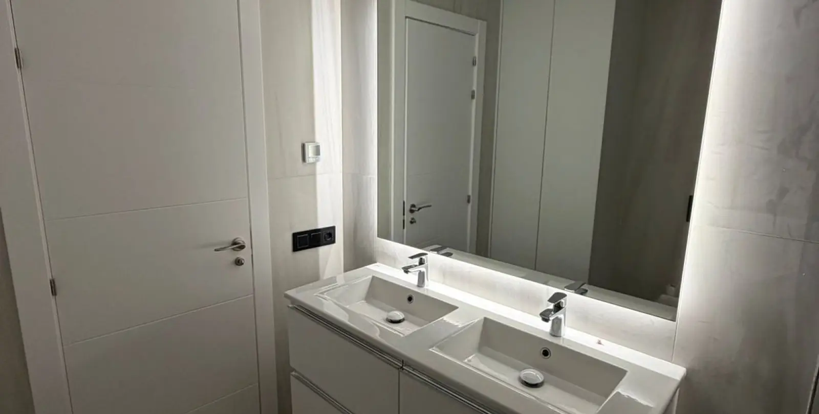 Sale of middle floor apartment in New Golden Mile 10