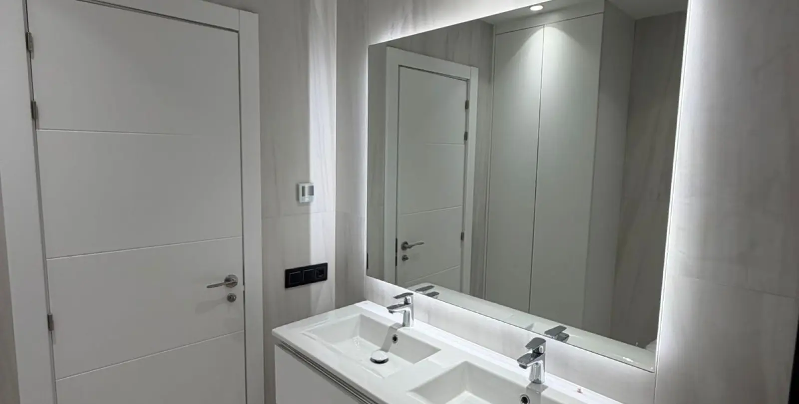 Sale of middle floor apartment in New Golden Mile 13