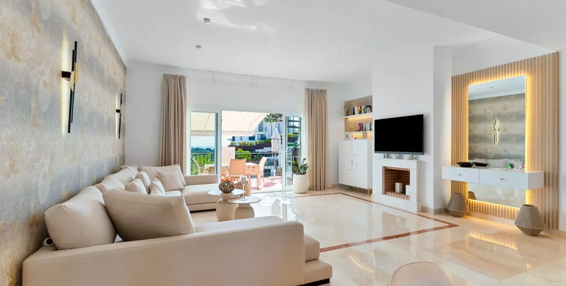 Sale of penthouse duplex in El Paraiso 2