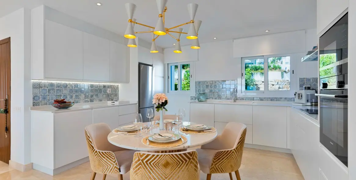 Sale of penthouse duplex in El Paraiso 5