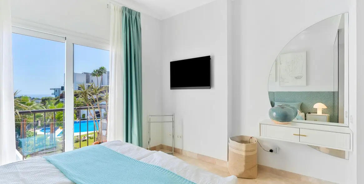 Sale of penthouse duplex in El Paraiso 12