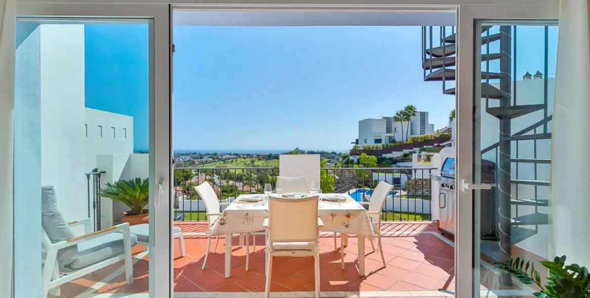 Sale of penthouse duplex in El Paraiso 13