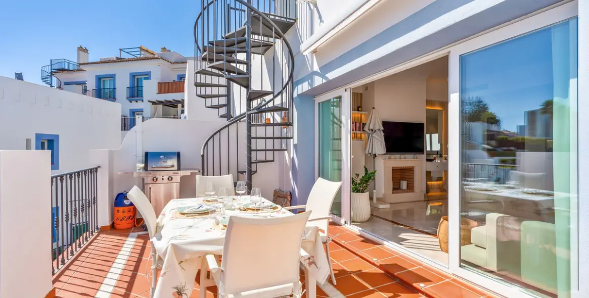 Sale of penthouse duplex in El Paraiso 15