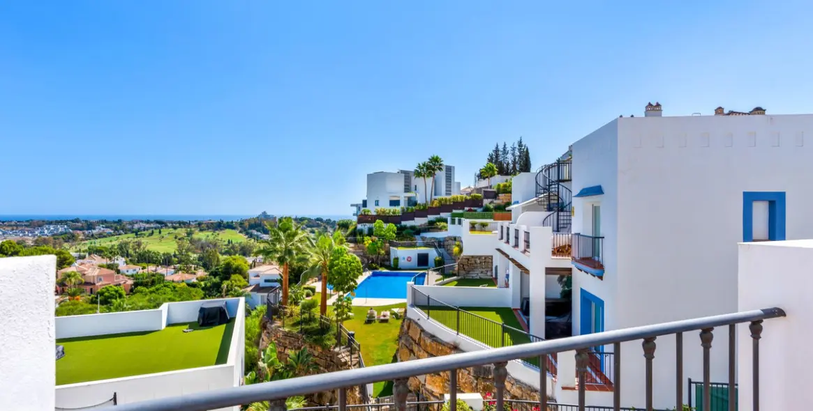 Sale of penthouse duplex in El Paraiso 16