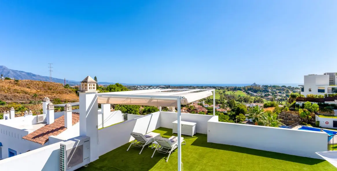 Sale of penthouse duplex in El Paraiso 18