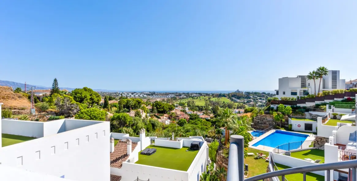 Sale of penthouse duplex in El Paraiso 20