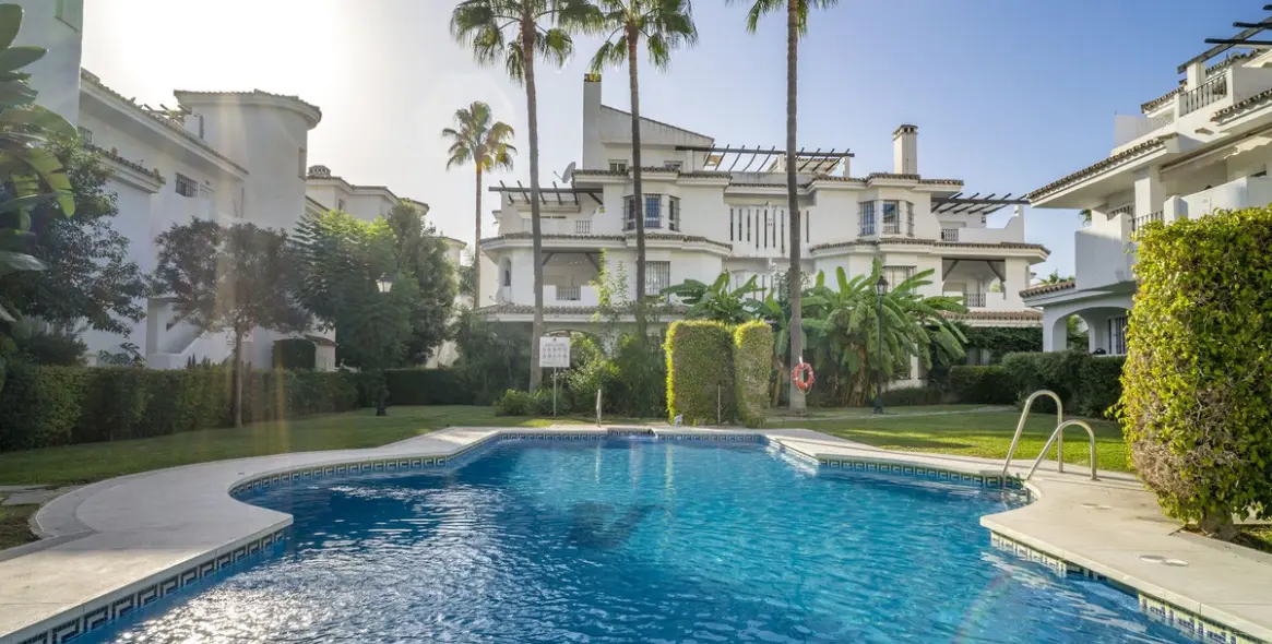 Продажа апартаментов на первом этаже в Nueva Andalucía 32