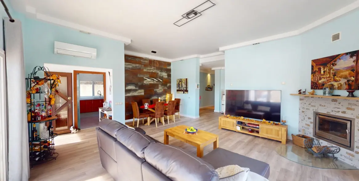 Sale of detached villa in Moclinejo 16