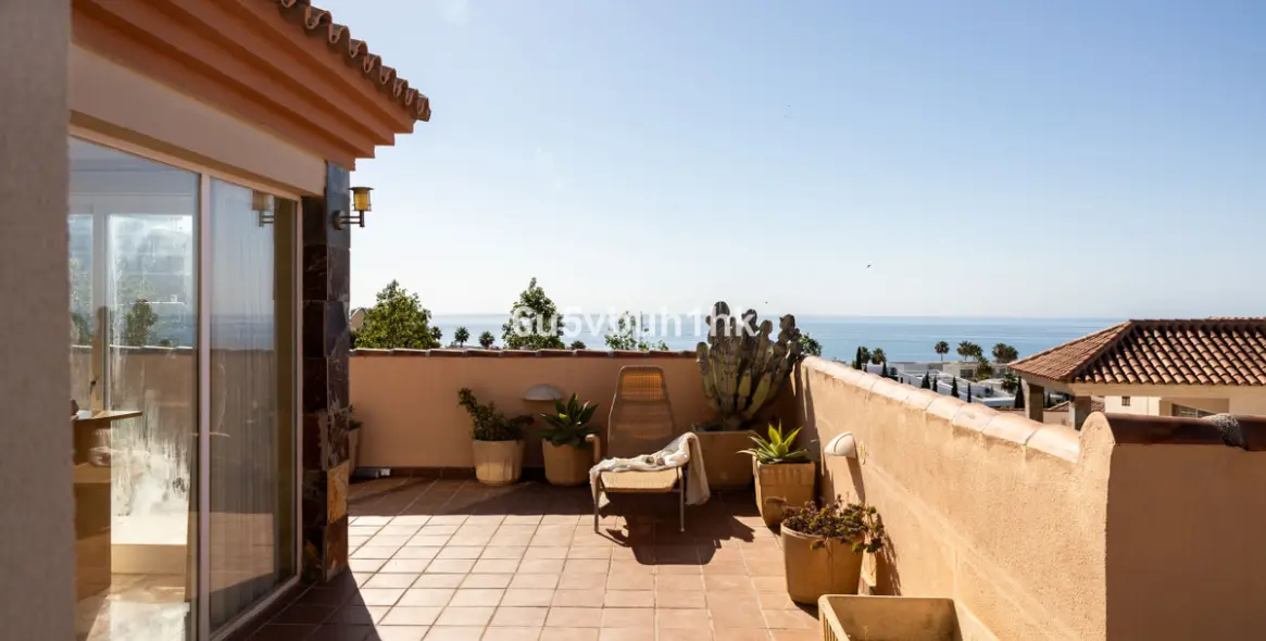 Sale of penthouse in Fuengirola (district Higueron) 1