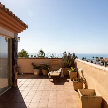 Sale of penthouse in Higueron