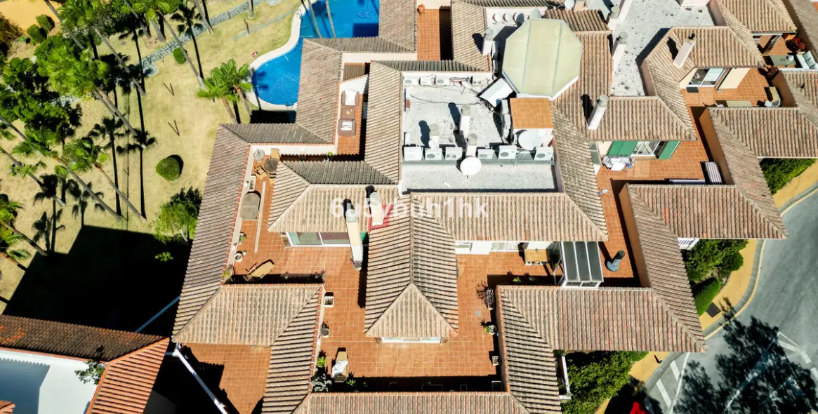 Sale of penthouse in Higueron 17