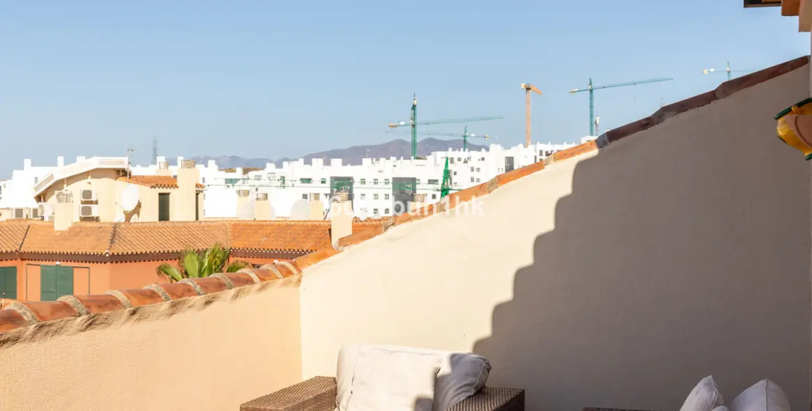 Sale of penthouse in Higueron 25