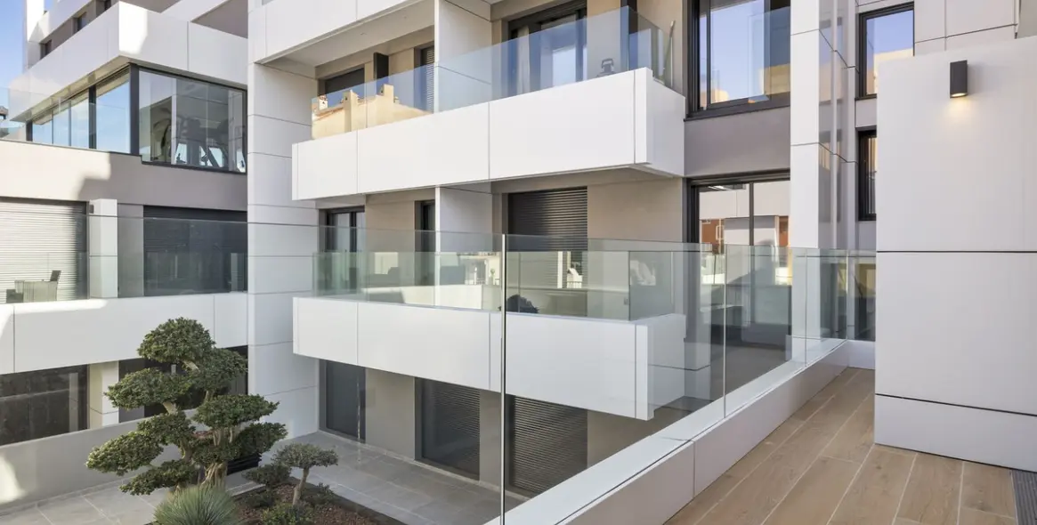 Sale of middle floor apartment in Fuengirola 2