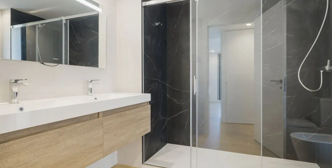 Sale of middle floor apartment in Fuengirola 12