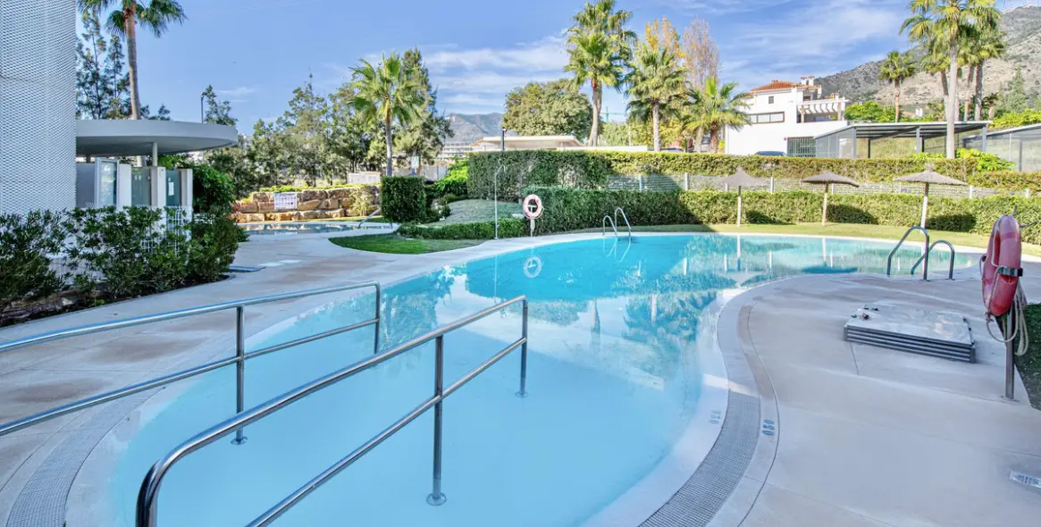 Sale of middle floor apartment in Benalmadena 2