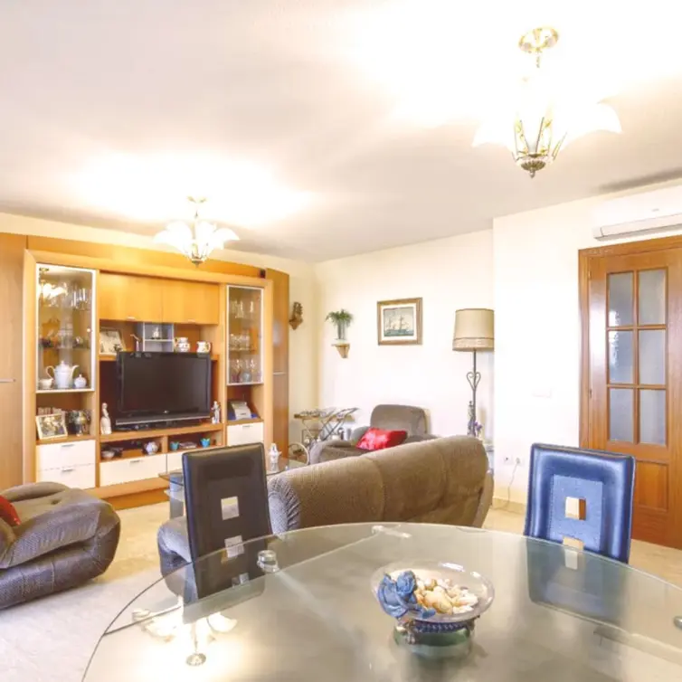 Sale of middle floor apartment in Fuengirola