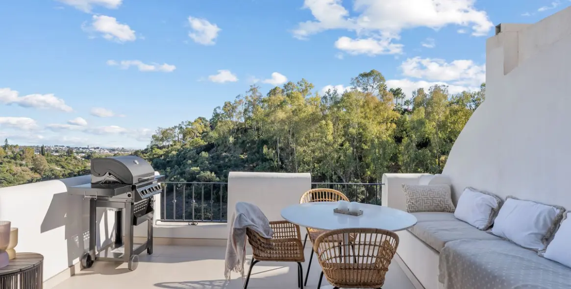 Sale of middle floor apartment in Benahavís 1