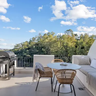 Sale of middle floor apartment in Benahavís