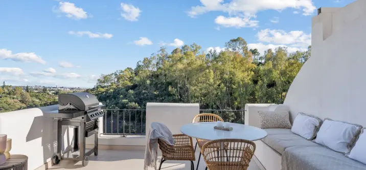 Sale of middle floor apartment in Benahavís 0