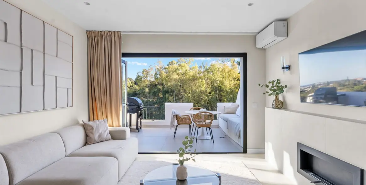 Sale of middle floor apartment in Benahavís 2