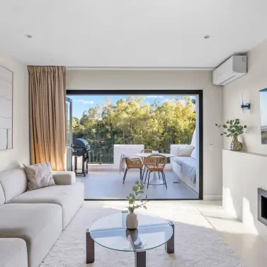 Sale of middle floor apartment in Benahavís