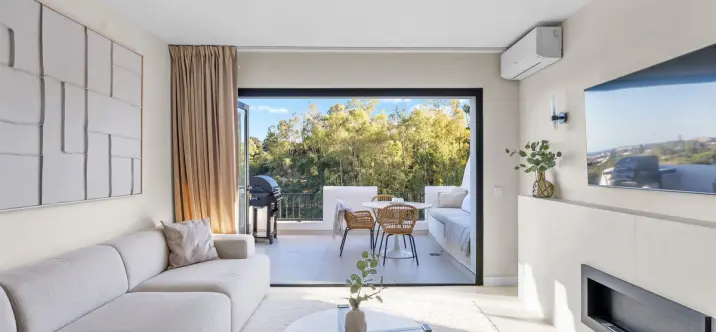 Sale of middle floor apartment in Benahavís 1