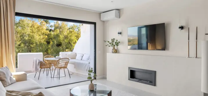 Sale of middle floor apartment in Benahavís 2