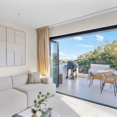 Sale of middle floor apartment in Benahavís