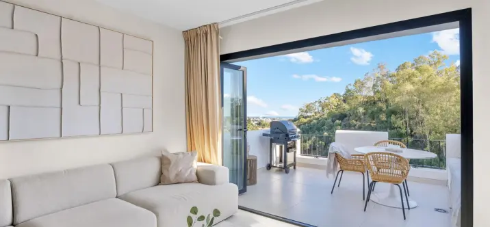 Sale of middle floor apartment in Benahavís 3