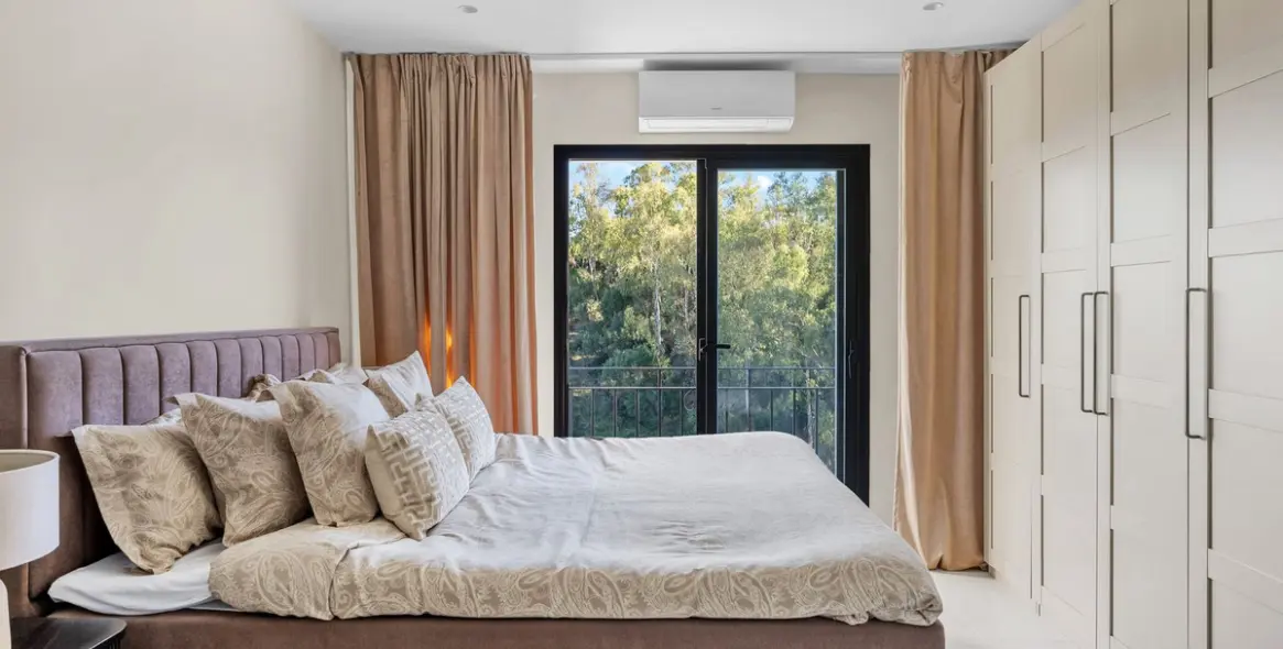 Sale of middle floor apartment in Benahavís 9