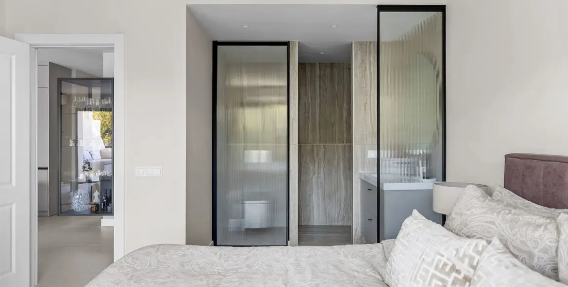 Sale of middle floor apartment in Benahavís 10