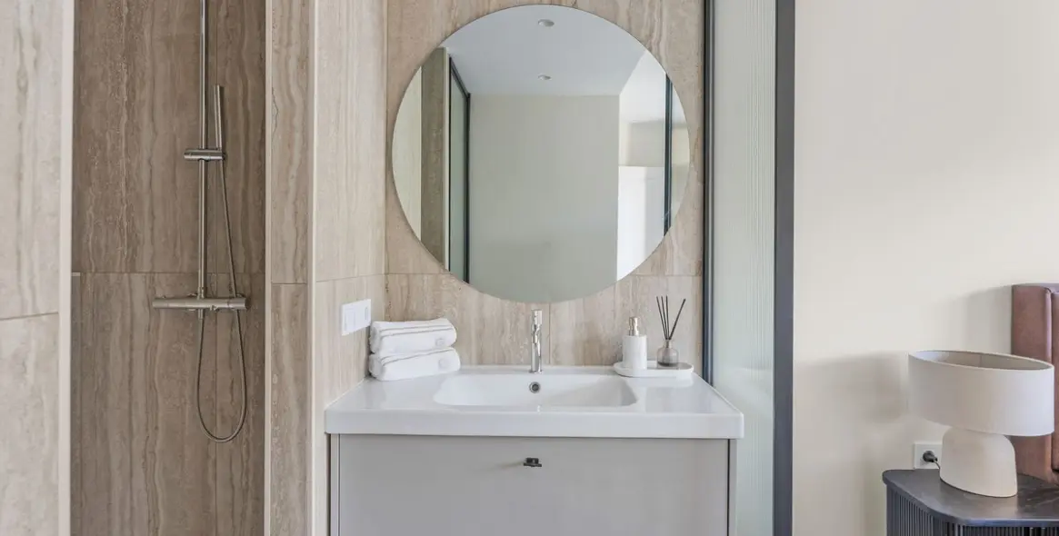 Sale of middle floor apartment in Benahavís 11