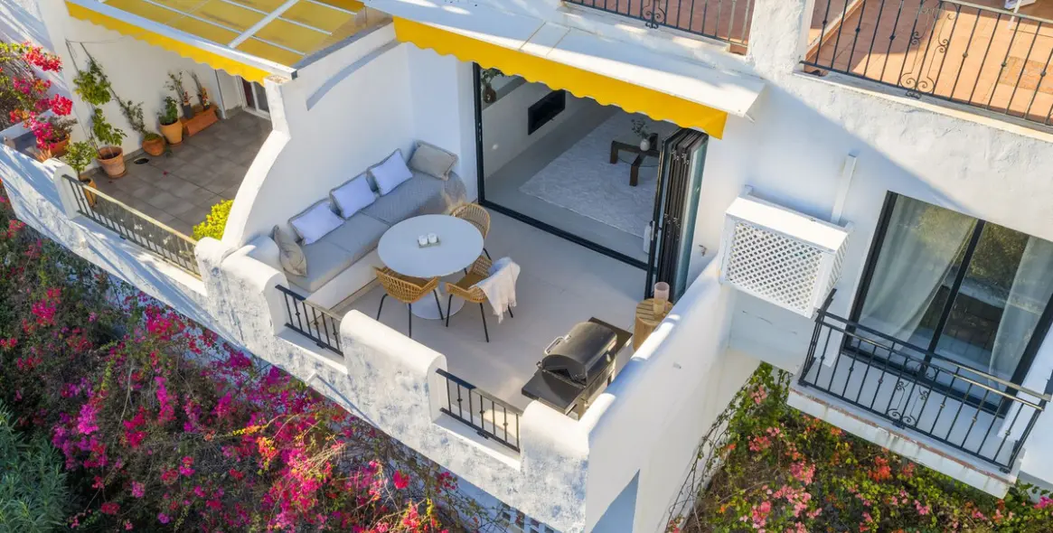 Sale of middle floor apartment in Benahavís 15