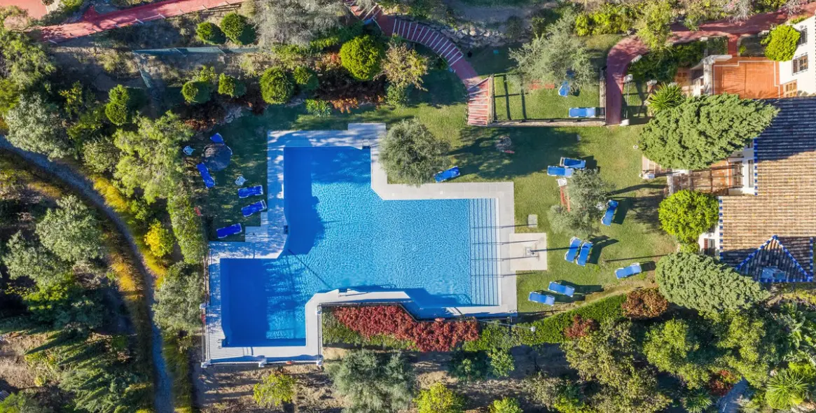 Sale of middle floor apartment in Benahavís 16