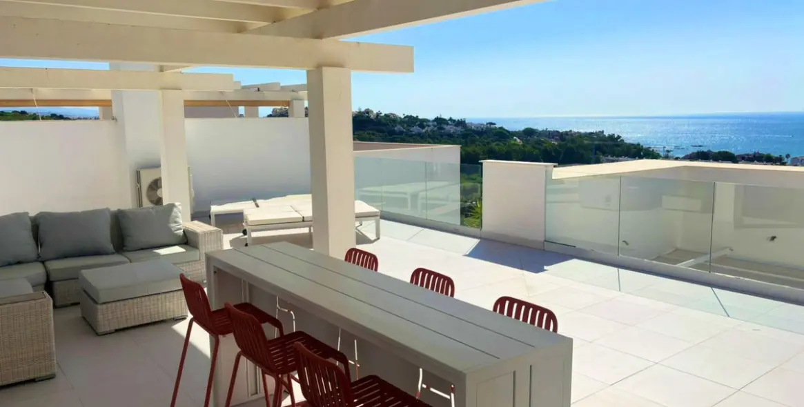 Sale of penthouse in Casares Playa 1