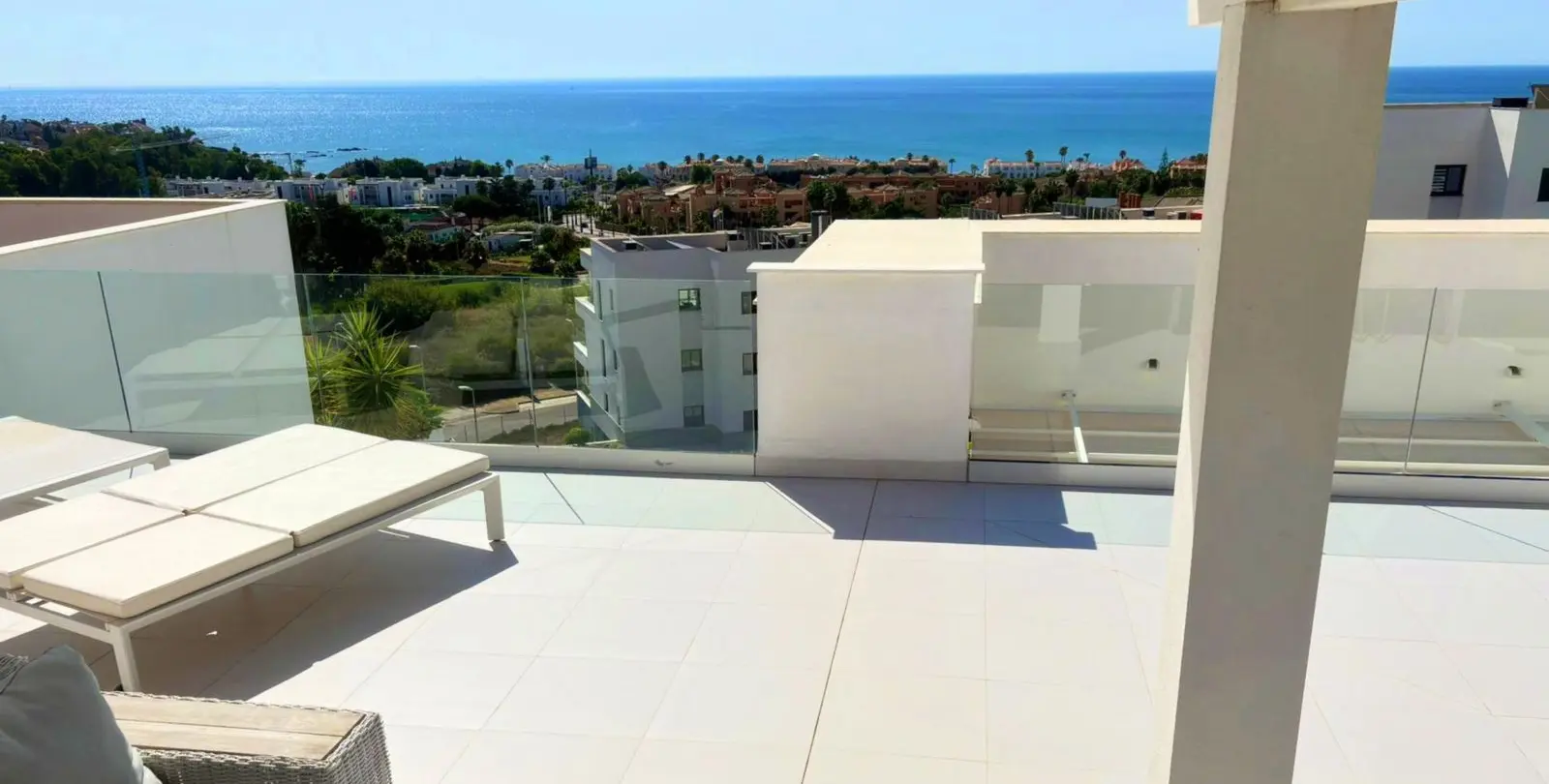 Sale of penthouse in Casares Playa 9