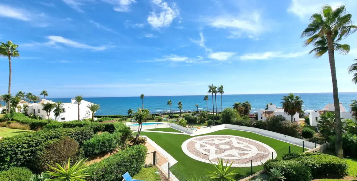Sale of middle floor apartment in Mijas Costa 15
