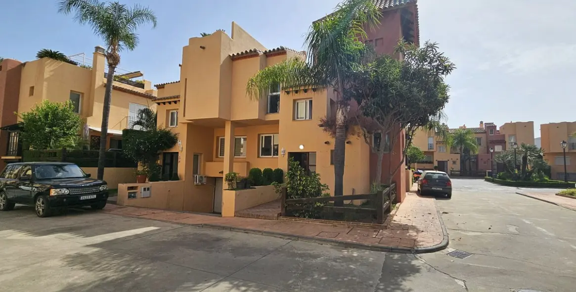 Продажа таунхауса в Nueva Andalucía 1