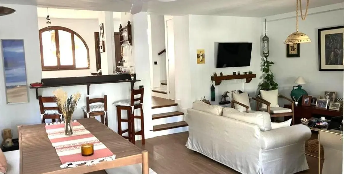 Продажа дома на две семьи в La Colina 1