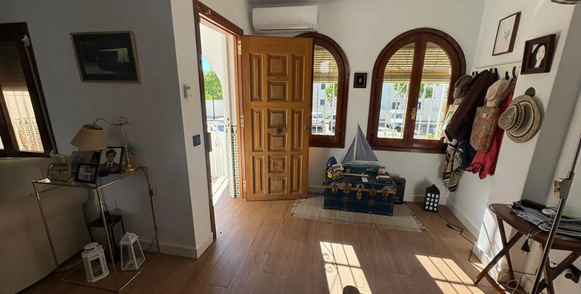 Продажа дома на две семьи в La Colina 12