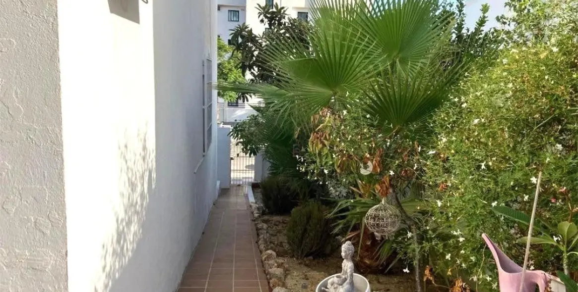 Продажа дома на две семьи в La Colina 25