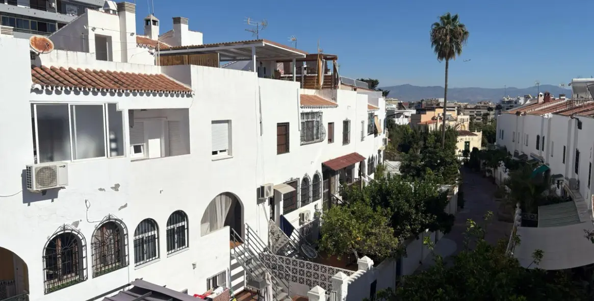 Продажа дома на две семьи в La Colina 42