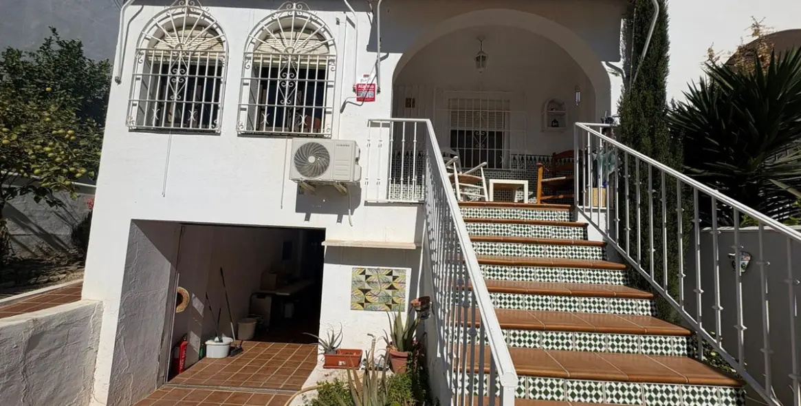 Продажа дома на две семьи в La Colina 47