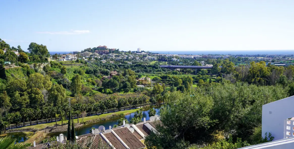 Sale of middle floor apartment in La Quinta 25