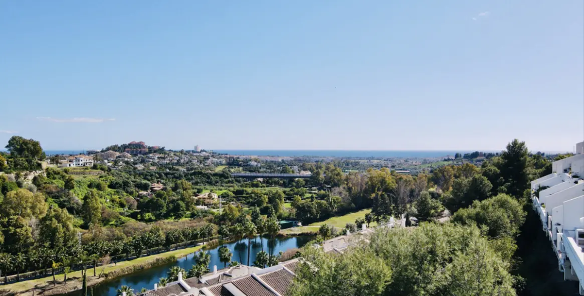 Sale of middle floor apartment in La Quinta 28