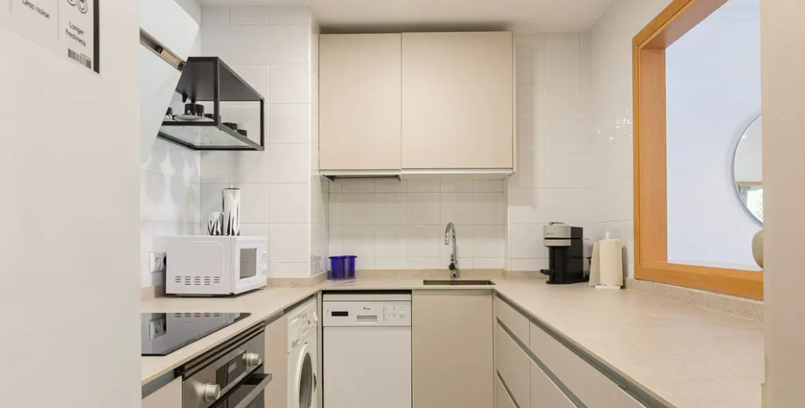 Venta de apartamento en planta media en Puerto Banús 1