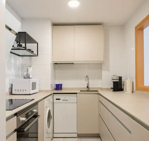 Venta de apartamento en planta media en Puerto Banús