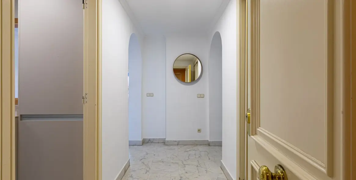 Venta de apartamento en planta media en Puerto Banús 2