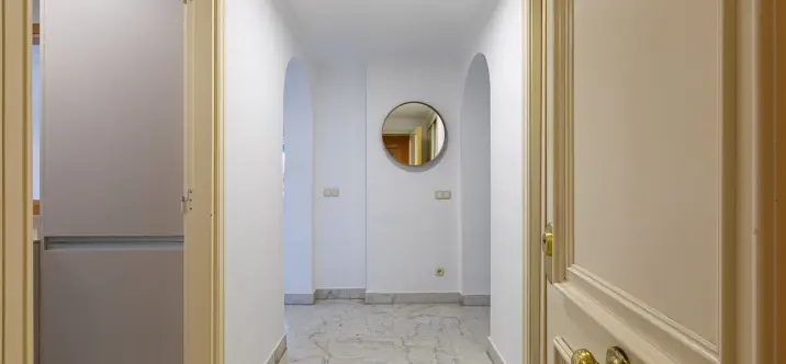 Venta de apartamento en planta media en Puerto Banús 1