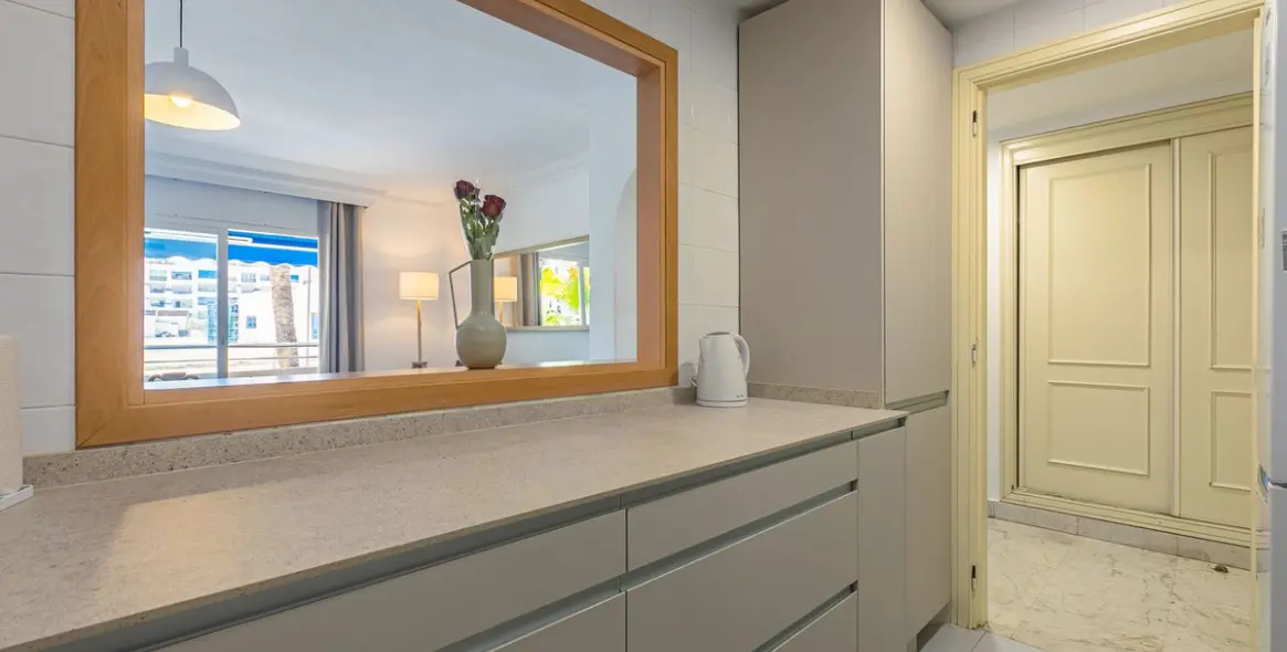 Venta de apartamento en planta media en Puerto Banús 3